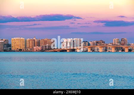 Vue crépusculaire de Sarasota skyline en floride, États-Unis Banque D'Images