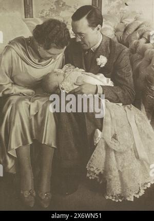 Portrait de Juliana, Reine des pays-Bas, Bernhard van Lippe-Biesterfeld et Beatrix, Reine des pays-Bas, Portrait de Juliana, Bernhard et Beatrix. Deux lignes de texte néerlandais dans la marge inférieure., impression photomécanique, fabricant : anonyme, pays-Bas, 1938 - 1940, papier, hauteur, 252 mm × largeur, 187 mm Banque D'Images