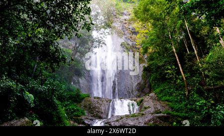 La belle cascade de dolo. Dolo est l'une des cascades de Kediri Banque D'Images