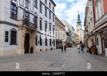 Michalská brána (porte de Michael) et Michalská ulica [rue M] à Bratislava, Slovaquie. Banque D'Images