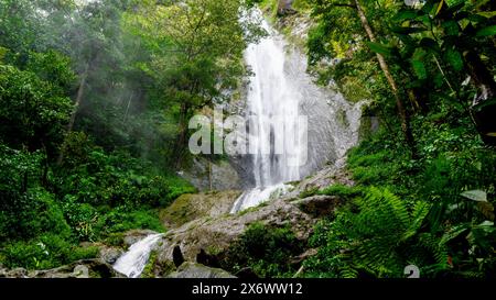 La belle cascade de dolo. Dolo est l'une des cascades de Kediri Banque D'Images