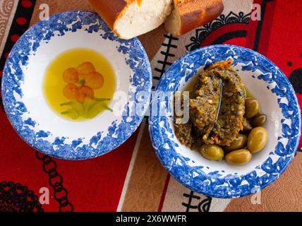 Salade de Mechouia tunisienne servie avec du pain Banque D'Images