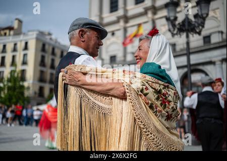 Les danseurs matures dansent le chotis traditionnel pendant les festivités de San Isidro à Madrid, en Espagne Banque D'Images