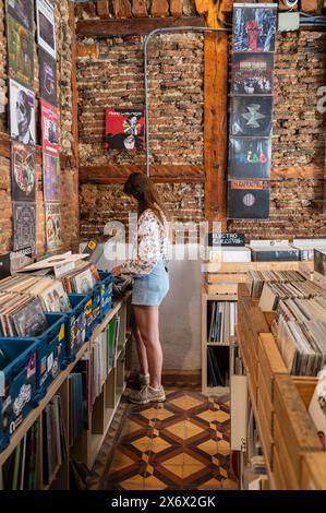 Recycled Music Center & Friperie, magasin de disques d'occasion spécialisé dans les vinyles de genres éclectiques et classiques, Madrid, Espagne Banque D'Images