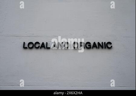 Signe local et organique dans le café, Madrid, Espagne Banque D'Images