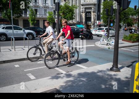 Les touristes utilisent des vélos de location à Madrid, Espagne Banque D'Images