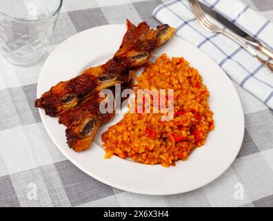 Sur des côtes de bœuf grillées blanches garnies d'orge perlé. Banque D'Images