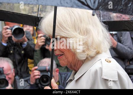 Rye, East Sussex, Royaume-Uni- 16.05.2024 : la reine Consort Camilla visite l'église Rye et la maison Agneau pour célébrer l'histoire de la littérature rencontre les foules sous la pluie sous un parapluie Banque D'Images