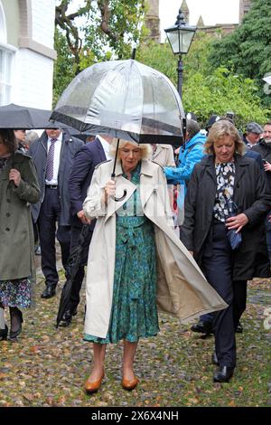 Rye, East Sussex, Royaume-Uni- 16.05.2024 : la reine Consort Camilla visite l'église Rye et la maison Agneau pour célébrer l'histoire de la littérature rencontre les foules sous la pluie sous un parapluie Banque D'Images
