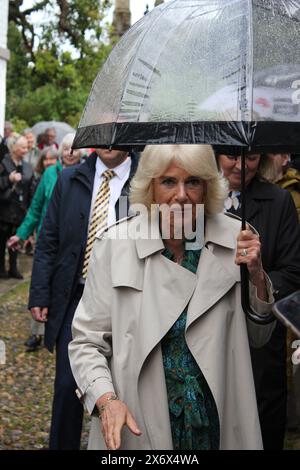 Rye, East Sussex, Royaume-Uni- 16.05.2024 : la reine Consort Camilla visite l'église Rye et la maison Agneau pour célébrer l'histoire de la littérature rencontre les foules sous la pluie sous un parapluie Banque D'Images