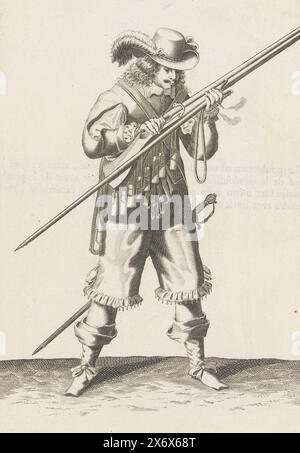 Soldat soufflant de la poudre de son mousquet, vers 1645, Un soldat pleine longueur tenant un mousquet (un certain type d'arme à feu) près de sa bouche avec les deux mains et soufflant dessus pour enlever toute poudre qui pourrait être tombée à l'extérieur de la casserole (le réservoir de poudre). pour s'en débarrasser. Dans sa main gauche, en plus du canon du mousquet, également un fourreau (fourche de mousquet) et un fusible brûlant. Imprimé au dos avec texte en français. Exemplaire gratuit de la planche 20 dans les instructions de manipulation du mousquet dans le Wapenhandelinghe par J. de Gheyn. Système militaire vers 1600., imprimerie, imprimeur : Petrus Rucholle, Sud Banque D'Images