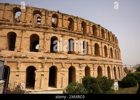 Ancien amphithéâtre El Jem sous le ciel bleu clair tunisien Banque D'Images