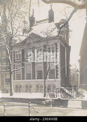 Vue du vieux Spinhuis sur le Oudezijds Achterburgwal à Amsterdam, en hiver, photographie, anonyme, Amsterdam, 1900 - 1920, support photographique, tirage argenté gélatineux, hauteur, 217 mm × largeur, 163 mm, hauteur, 324 mm × largeur, 236 mm Banque D'Images