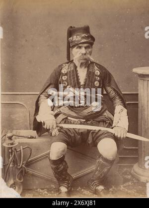 Portrait de vieil homme en costume traditionnel/derviche [?], Portrait de vieil homme en costume traditionnel/derviche [?]., photographie, anonyme, c. 1880 - c. 1900, support photographique, tirage à l'albumine, hauteur, 228 mm, largeur, 173 mm, hauteur, 295 mm, largeur, 389 mm Banque D'Images