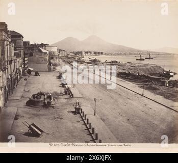 Vue du port de Naples et du Vésuve, Italie, Marine, Chateau Carmine-Vésuve avec Portici (titre sur objet), Naples (titre de la série sur objet), photographie, Giorgio Sommer, (attribué à), Naples, 1857 - 1914, carton, impression albumine, hauteur, 307 mm × largeur, 404 mm Banque D'Images