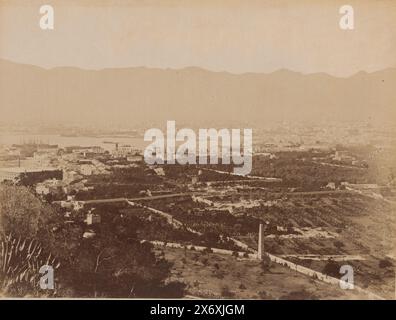 Vue du Monte Pellegrino sur Palerme, Panorama dal Monte Pellegrino (titre sur l'objet), photographie, Giuseppe Incorpora, (mentionné sur l'objet), Monte Pellegrino, 1856 - 1914, papier, impression albumine, hauteur, 195 mm × largeur, 248 mm Banque D'Images