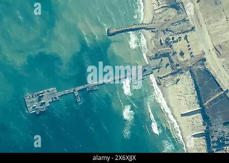 Des soldats de l’armée américaine affectés à la 7e brigade de transport (expéditionnaire), des marins de l’US Navy affectés au bataillon de construction amphibie 1, et des Forces de défense israéliennes installent la jetée Trident sur la côte de Gaza, le jeudi 16 mai 2024. Le quai temporaire, qui fait partie de la capacité conjointe logistique Over-the-Shore (JLOTS), permettra l'acheminement maritime de l'aide humanitaire internationale aux Nations Unies à Gaza pour distribution aux Palestiniens dans le besoin. Photo via US Central Command/UPI crédit : UPI/Alamy Live News Banque D'Images