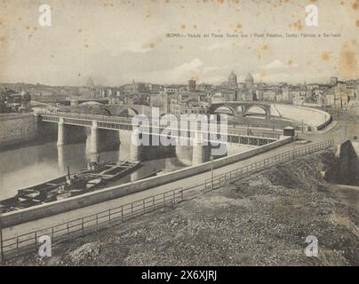 Reproduction d'un dessin de l'île Tibrée et du Ponte Palatino à Rome, Veduta del Fiume Tevere con i Ponti Palatino, Cestio, Fabrizio e Garibaldi (titre sur objet), Roma (titre de la série sur objet), tirage photomécanique, Ernesto Richter, (mentionné sur objet), anonyme, après dessin par : anonyme, Rome, 1880 - 1920, papier, collotype, hauteur, 179 mm × largeur, 240 mm Banque D'Images