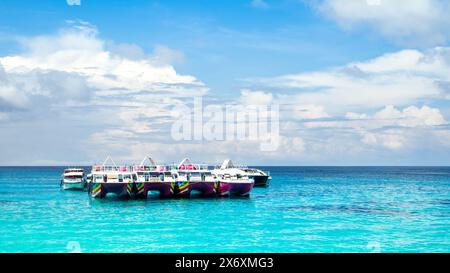 Îles Similan - 10 novembre 2023 : bateaux de croisière près des îles Similan avec vue paradisiaque, plongée en apnée et spots de plongée Banque D'Images