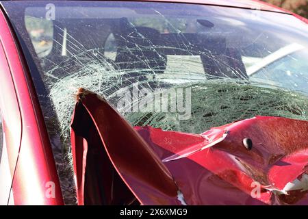 Voiture endommagée dans un accident de la circulation avec un pare-brise cassé Banque D'Images