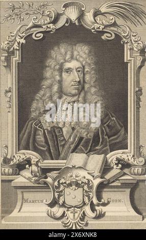 Portrait de Marcus Giöe, Portrait de Marcus Giöe, ambassadeur danois en Angleterre, dans un cadre décoratif. Sous le portrait se trouvent des livres et un hibou, symbole de sagesse. Juste en dessous de ses armoiries., impression, imprimeur : Pieter Yver, (mentionné sur l'objet), Amsterdam, 1744, papier, gravure, gravure, hauteur, 162 mm × largeur, 109 mm Banque D'Images