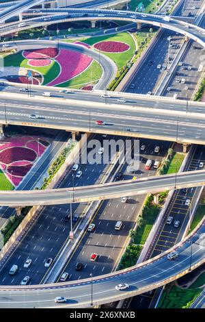 Dubaï, Émirats arabes Unis - 14 février 2024 : intersection de Sheikh Zayed Road Traffic sur la route près du portrait de Burj Khalifa à Dubaï, États-Unis Banque D'Images