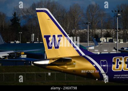 Everett, WA, États-Unis - 21 février 2024 ; Alaska Airlines Horizon Air Embraer ERJ175 dans Go Dawgs UW livrée immatriculée N662QX queue Banque D'Images