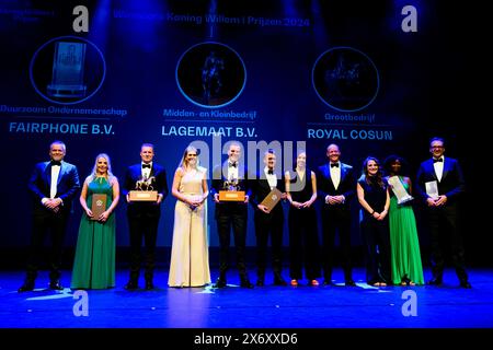 Zwolle, Niederlande. 16 mai 2024. Queen Maxima avec le gagnant Royal Cosun, assiste à la cérémonie de remise des prix King Willem I tous les 2 ans dans les catégories grandes et petites et moyennes entreprises, au Theater de Spiegel à Zwolle POINT THE vue OUT/dpa/Alamy Live News Banque D'Images