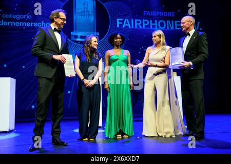 Zwolle, Niederlande. 16 mai 2024. Queen Maxima avec le gagnant Royal Cosun, assiste à la cérémonie de remise des prix King Willem I tous les 2 ans dans les catégories grandes et petites et moyennes entreprises, au Theater de Spiegel à Zwolle POINT THE vue OUT/dpa/Alamy Live News Banque D'Images