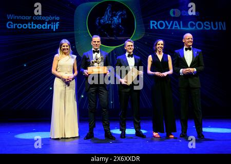 Zwolle, Niederlande. 16 mai 2024. Queen Maxima avec le gagnant Royal Cosun, assiste à la cérémonie de remise des prix King Willem I tous les 2 ans dans les catégories grandes et petites et moyennes entreprises, au Theater de Spiegel à Zwolle POINT THE vue OUT/dpa/Alamy Live News Banque D'Images