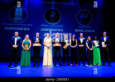 Zwolle, Niederlande. 16 mai 2024. Queen Maxima avec le gagnant Royal Cosun, assiste à la cérémonie de remise des prix King Willem I tous les 2 ans dans les catégories grandes et petites et moyennes entreprises, au Theater de Spiegel à Zwolle POINT THE vue OUT/dpa/Alamy Live News Banque D'Images