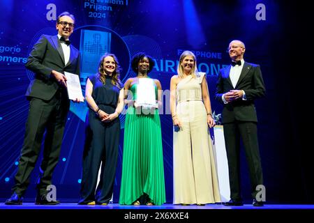 Zwolle, Niederlande. 16 mai 2024. Queen Maxima avec le gagnant Royal Cosun, assiste à la cérémonie de remise des prix King Willem I tous les 2 ans dans les catégories grandes et petites et moyennes entreprises, au Theater de Spiegel à Zwolle POINT THE vue OUT/dpa/Alamy Live News Banque D'Images