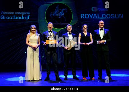 Zwolle, Niederlande. 16 mai 2024. Queen Maxima avec le gagnant Royal Cosun, assiste à la cérémonie de remise des prix King Willem I tous les 2 ans dans les catégories grandes et petites et moyennes entreprises, au Theater de Spiegel à Zwolle POINT THE vue OUT/dpa/Alamy Live News Banque D'Images