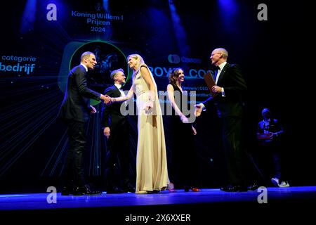 Zwolle, Niederlande. 16 mai 2024. Queen Maxima avec le gagnant Royal Cosun, assiste à la cérémonie de remise des prix King Willem I tous les 2 ans dans les catégories grandes et petites et moyennes entreprises, au Theater de Spiegel à Zwolle POINT THE vue OUT/dpa/Alamy Live News Banque D'Images