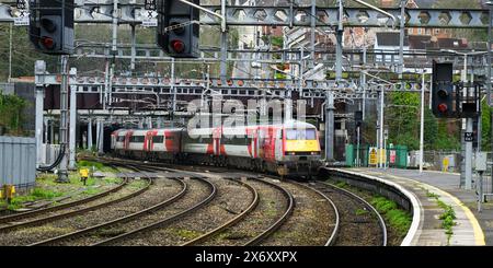 Newport, pays de Galles - 22 mars 2024 ; locomotive Hauled transport for Wales service au départ de Newport Banque D'Images