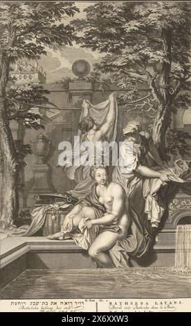 Bathsheba prend un bain, Bathsheba dans le bain (titre sur l'objet), Bathsheba prend un bain dans le jardin du palais du roi David. Deux femmes de ménage l'aident. L'un lui tend une serviette, l'autre accroche un chiffon à la ligne de lavage. David regarde la scène depuis son balcon., estampe, imprimeur : Balthasar Bernards, (mentionné sur l'objet), après dessin par : Bernard Picart, (mentionné sur l'objet), Amsterdam, c. 1711 - c. 1720, papier, gravure, gravure, hauteur, 353 mm × largeur, 218 mm Banque D'Images