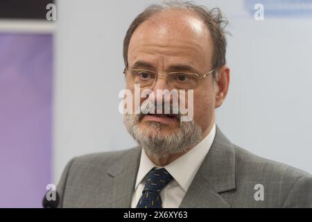 Bucarest, Roumanie. 16 mai 2024 : Horatiu Moldovan, chirurgien cardiaque en chef au Centre médical de Sanador, intervient lors de la conférence de presse organisée par Romtransplant et la Société européenne de transplantation d’organes, qui annonce l'organisation du Congrès ROMTRANSPLANT, 8-9 octobre 2024 à Bucarest et lance le concept de «mort cardio-circulatoire» pour débat dans l'espace public, à l'hôpital clinique d'urgence Floreasca Bucarest. Crédit : Lucian Alecu/Alamy Live News Banque D'Images