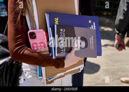 Bucarest, Roumanie. 16 mai 2024 : un accompagnateur tient le livre 'le plan pour Bucarest' écrit par Sebastian Burduja, ministre de l'énergie et candidat du Parti national libéral pour le maire de Bucarest, L’OMS tient une conférence de presse devant la mairie générale, sur le financement de la pré-campagne et la campagne de l’actuel maire Nicuşor Dan. Crédit : Lucian Alecu/Alamy Live News Banque D'Images