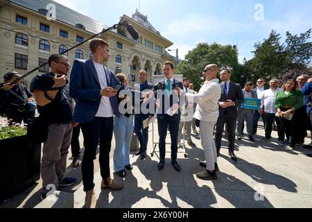 Bucarest, Roumanie. 16 mai 2024 : Sebastian Burduja (C), ministre de l'énergie et candidat du Parti national libéral à la mairie de Bucarest, tient une conférence de presse devant la mairie générale, sur le financement de la pré-campagne et de la campagne de l'actuel maire Nicuşor Dan. Crédit : Lucian Alecu/Alamy Live News Banque D'Images