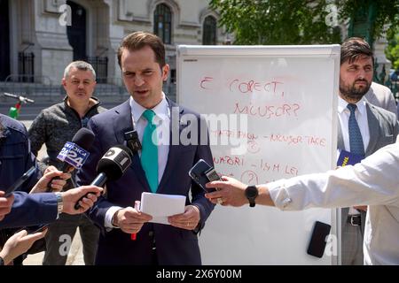 Bucarest, Roumanie. 16 mai 2024 : Sebastian Burduja, ministre de l'énergie et candidat du Parti national libéral à la mairie de Bucarest, tient une conférence de presse devant la mairie générale, sur le financement de la pré-campagne et de la campagne de l'actuel maire Nicuşor Dan. Sur le tableau, il est dit "est-ce vrai, Nicusor?" Crédit : Lucian Alecu/Alamy Live News Banque D'Images