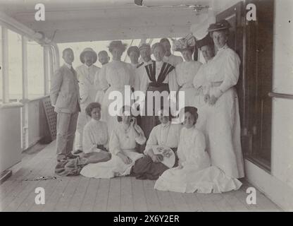 Compagnie à bord d'un bateau bananier, Compagnie posant à bord d'un navire comprenant Maria Gongrijp-Boom, Evelyn Magers et Hélène Fontaine. Partie d'un groupe de photos de la famille Boom-Gongrijp au Suriname., photographie anonyme, Suriname, c. 1916, support photographique, hauteur, 99 mm × largeur, 129 mm Banque D'Images