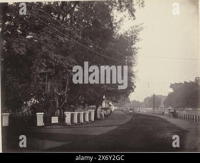 Batavia - Rijswijk (titre sur objet), le coin de Rijswijk et le secrétaire de gang à Batavia où se trouve le studio photo de Woodbury & page. Sur la clôture à gauche, il y a un panneau avec le nom des photographes. Partie du deuxième album photo vert avec des photos de Java, de la possession du pharmacien Specht-Grijp, qui est retourné aux pays-Bas de Batavia en 1865., photographie, Woodbury & page, Batavia, 1863 - 1866, support photographique, tirage albumine, hauteur, 182 mm × largeur, 242 mm Banque D'Images