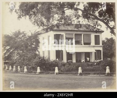 Batavia - Rijswijk (titre sur objet), résidence ou restaurant du traiteur C.A.W. Cavadino (plus tard Hôtel Cavadino), coin Rijswijk et Citadelweg à Batavia. Partie du deuxième album photo vert avec des photos de Java, de la possession du pharmacien Specht-Grijp, qui est retourné aux pays-Bas de Batavia en 1865., photographie, Woodbury & page, Batavia, 1863 - 1866, support photographique, tirage albumine, hauteur, 209 mm × largeur, 268 mm Banque D'Images