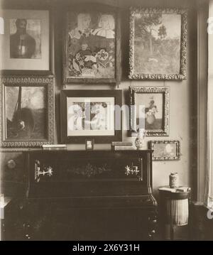 Intérieur de Stadhouderskade 56, la maison d'Andries Bonger à Amsterdam, avec des peintures d'Odilon Redon sur le mur, photographie, W.J.G. van meurs, Amsterdam, 1904, papier baryta, impression gélatineuse argentée, hauteur, 260 mm × largeur, 232 mm Banque D'Images