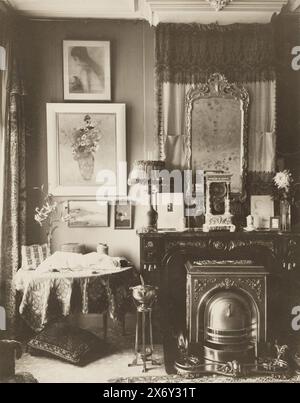 Intérieur de Stadhouderskade 56, la maison d'Andries Bonger à Amsterdam, avec des peintures d'Odilon Redon sur le mur, photographie, W.J.G. van meurs, Amsterdam, 1904, papier baryta, impression gélatineuse argentée, hauteur, 287 mm × largeur, 228 mm Banque D'Images