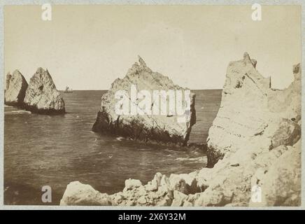 Vue des aiguilles, une formation rocheuse au large de la côte de l'île de Wight, île de Wight, les aiguilles (titre sur l'objet), photographie, anonyme, île de Wight, 1851 - 1890, papier, impression albumen, hauteur, 236 mm × largeur, 310 mm Banque D'Images