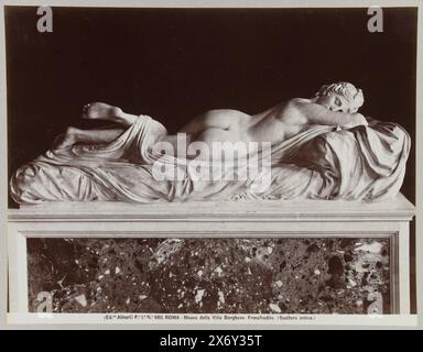 Sculpture de l'Hermaphrodite endormi dans la Galleria Borghese, p.e 1.a n.o 6811. ROMA - Museo della Villa Borghese. Ermaphrodito. (Scultura antica.) (Titre sur l'objet), photographie, Fratelli Alinari, (mentionné sur l'objet), éditeur : Fratelli Alinari, (mentionné sur l'objet), Florence, c. 1880 - c. 1895, papier, impression albumine, hauteur, 193 mm × largeur, 247 mm, hauteur, 241 mm × largeur, 328 mm Banque D'Images