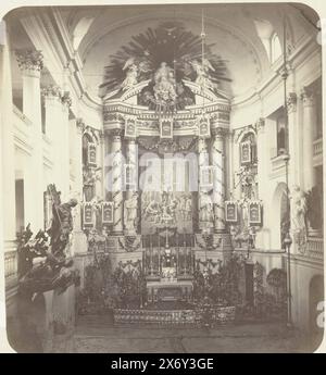 L'intérieur de l'église paroissiale de nouveaux Rosalia à Rotterdam, intérieur de l'église paroissiale de nouveaux Rosalia à Rotterdam lors de la célébration des martyrs de Gorcum (titre sur objet), à l'occasion de la célébration des nouveaux martyrs de Gorcum, photographie, Jacobus van Gorkom jr., Rotterdam, 1868, papier, impression albumine, hauteur, 262 mm × largeur, 236 mm, hauteur, 262 mm × largeur, 480 mm Banque D'Images