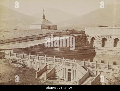 Galería de Convalecientes in the Jardines de los Frailes at the Escorial, El Escorial, pozo de la nieve y estanque de convalecientes (titre sur l'objet), photographie, Juan Laurent, (mentionné sur l'objet), San Lorenzo de El Escorial, 1863 - 1883, papier, impression albumine, hauteur, 244 mm × largeur, 331 mm Banque D'Images