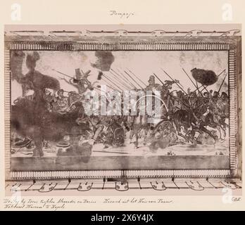Mosaïque d'Alexandre de la Maison du Faun à Pompéi, représentant la bataille entre les armées d'Alexandre le Grand et de Darius III, la bataille d'Issus entre Alexandre et Darius. Mosaïque de la Maison du Faun. (Titre sur objet), photographie, anonyme, Europe, c. 1875 - c. 1900, carton, impression albumine, hauteur, 178 mm × largeur, 246 mm Banque D'Images